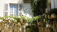 Chic boutique window display with artisanal straw hats in Saint-Rémy-de-Provence.